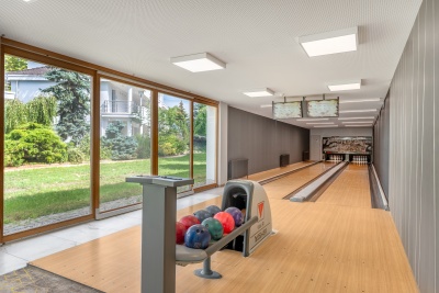 Bowlingbahn und Bar